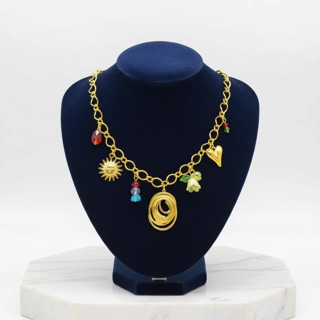 Collier en acier inoxydable avec des breloques