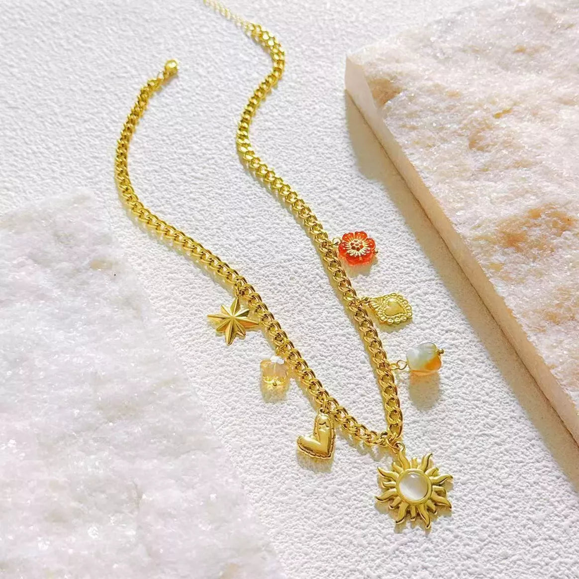 Collier en acier inoxydable avec des breloques