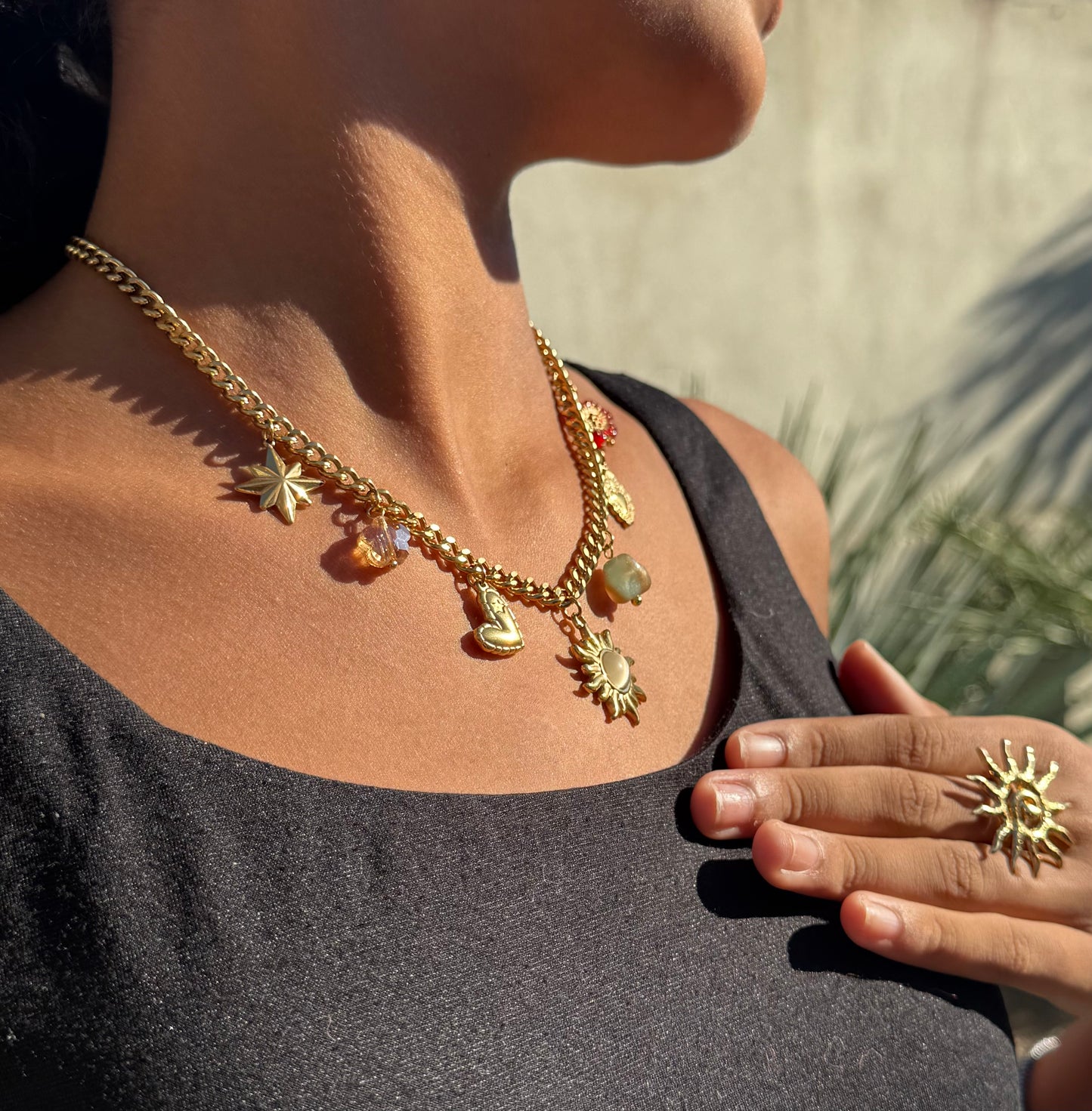 Collier en acier inoxydable avec des breloques