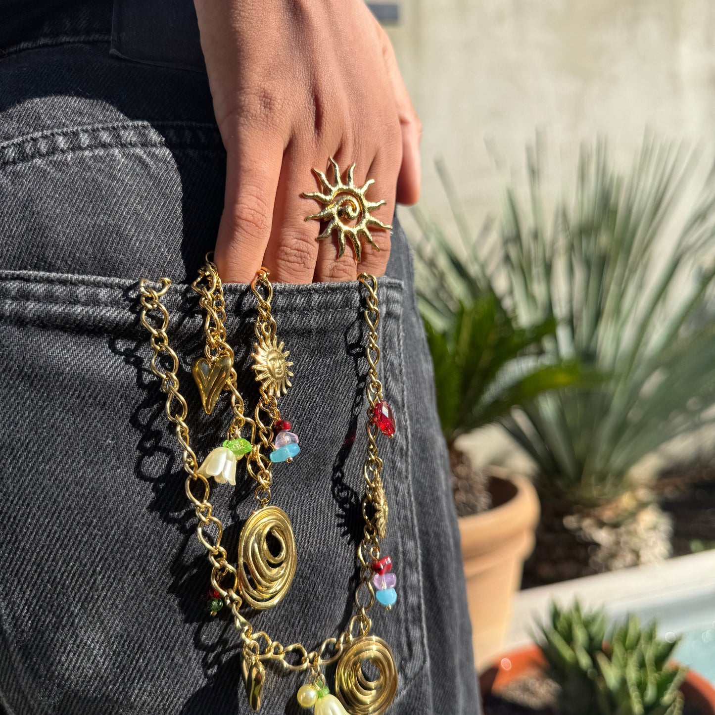 Bracelet Doré à Breloques Symboliques et Pendentif Spirale