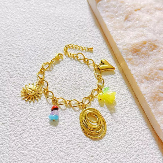 Bracelet Doré à Breloques Symboliques et Pendentif Spirale